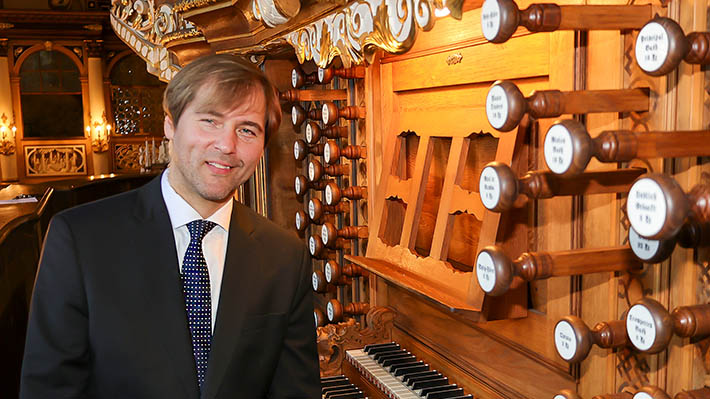 Daniel Beilschmidt vor einer Orgel