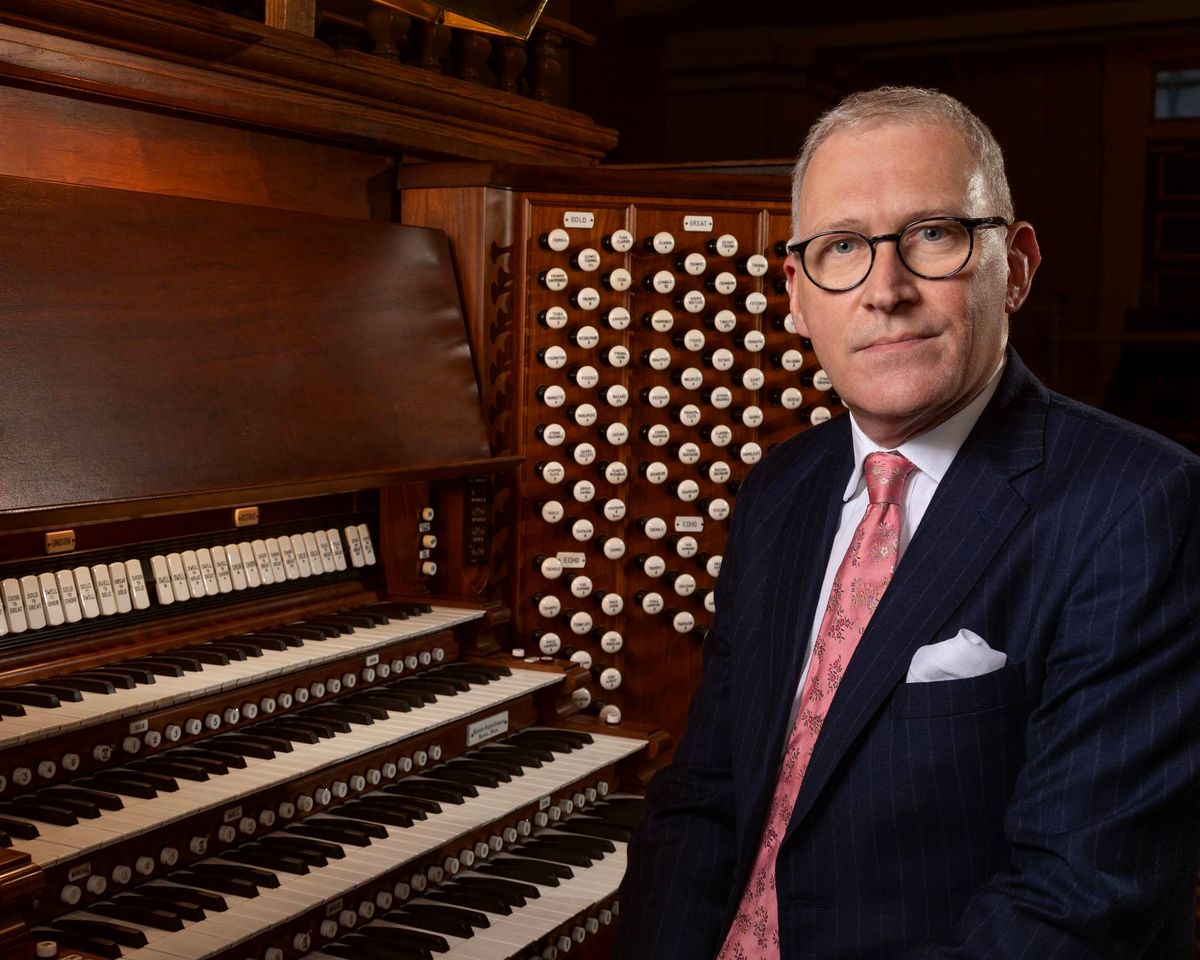 James O'Donell vor einer Orgel