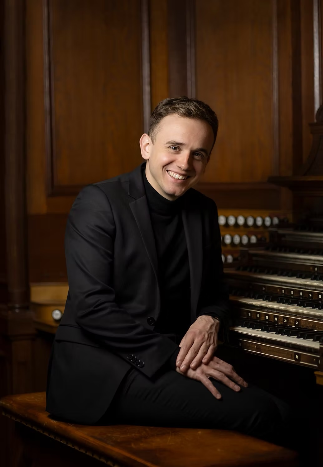 Thomas Ospital vor einer Orgel