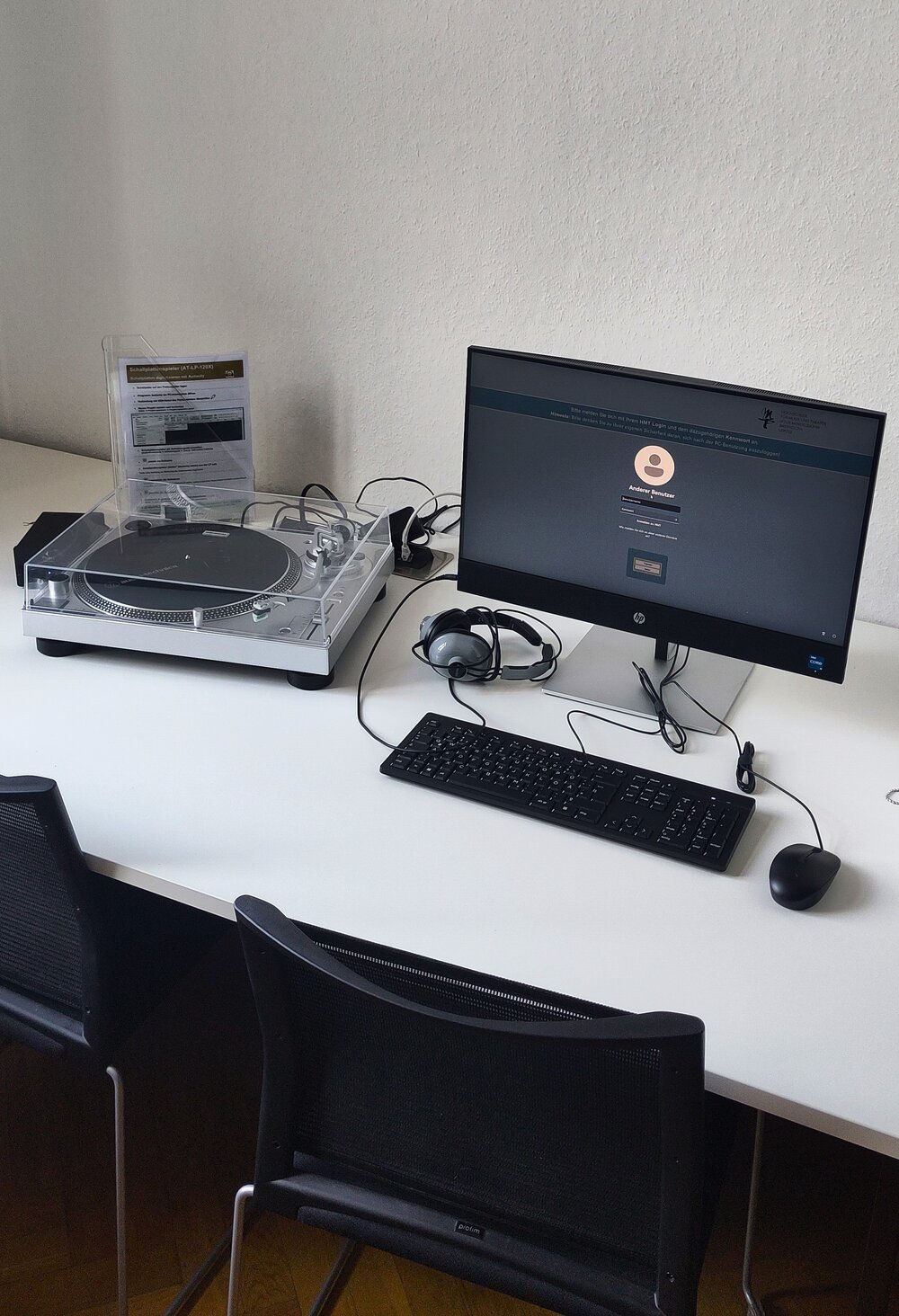 Schallplattenspieler am PC-Arbeitsplatz im Leseraum der Bibliothek
